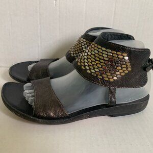 Calleen Cordero Leather Studded Metallic Flat Sandals Ankle Strap Sz 9 Gold Blac